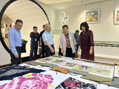 技術(shù)交流促發(fā)展，合作共贏譜新篇——新疆應(yīng)用職業(yè)技術(shù)學(xué)院黨委書(shū)記陳梅蘭一行來(lái)訪我校調(diào)研紡織技術(shù)開(kāi)發(fā)